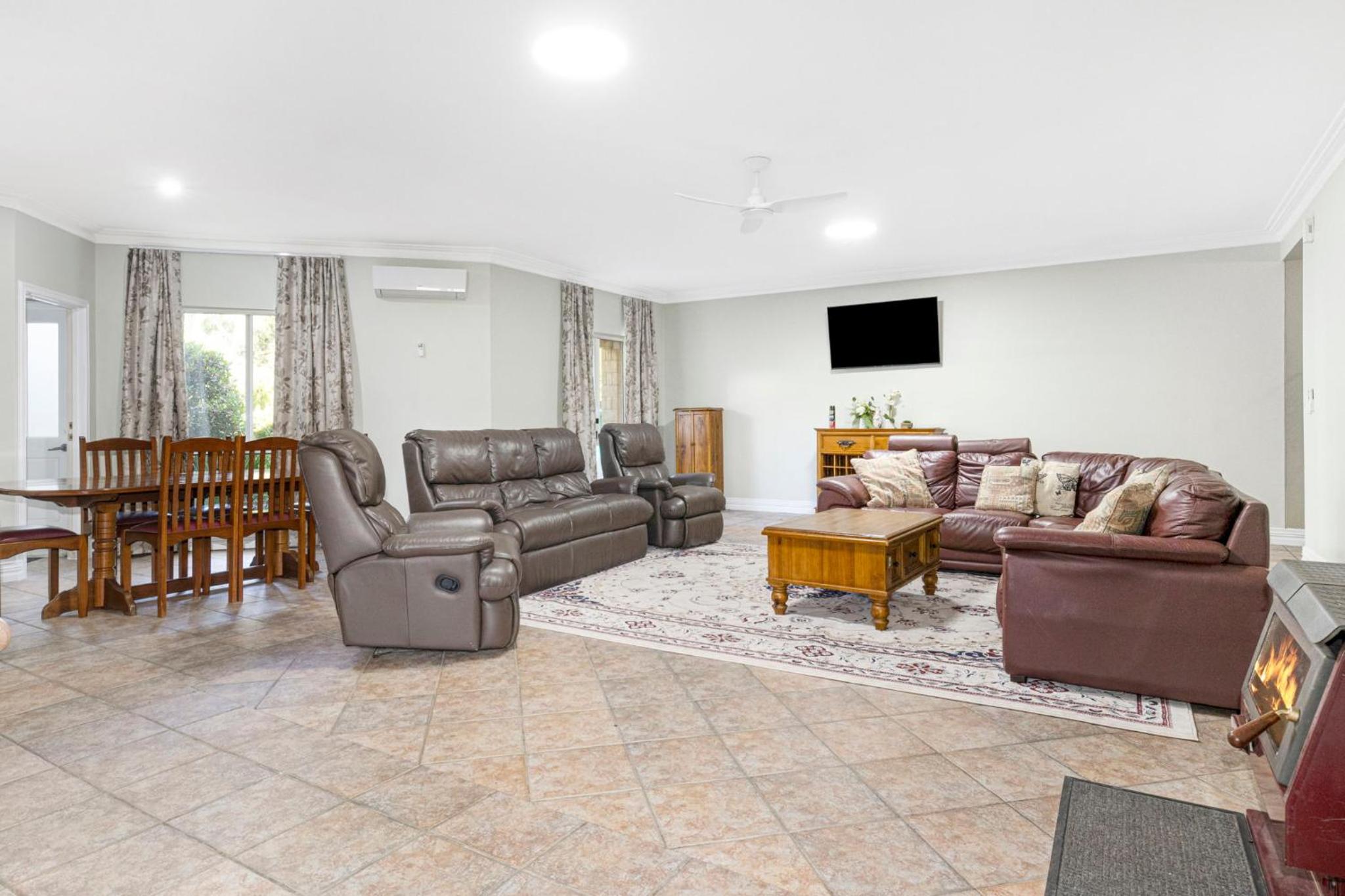 Inn The Tuarts Guest Lodge