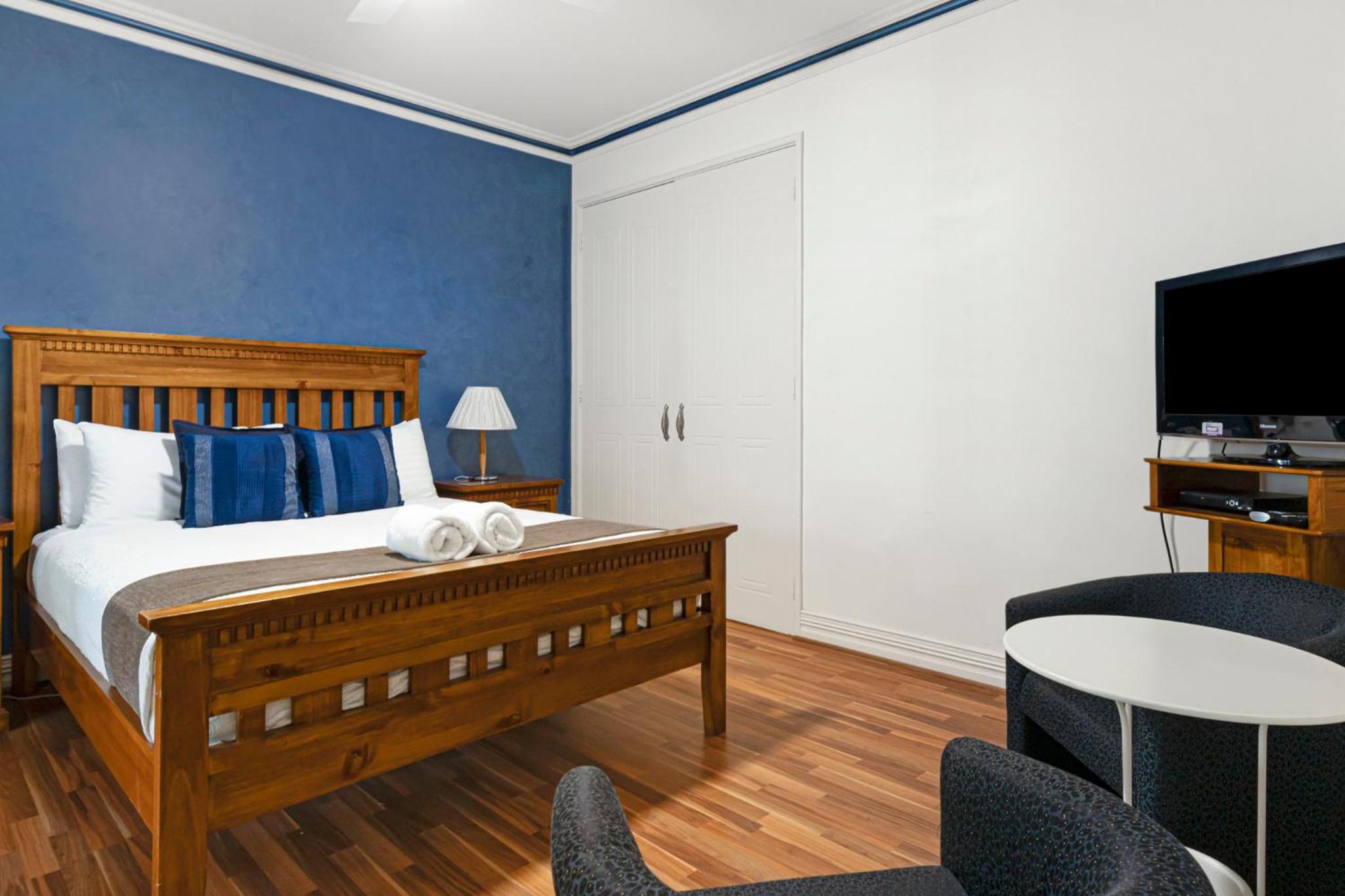 Inn The Tuarts Guest Lodge