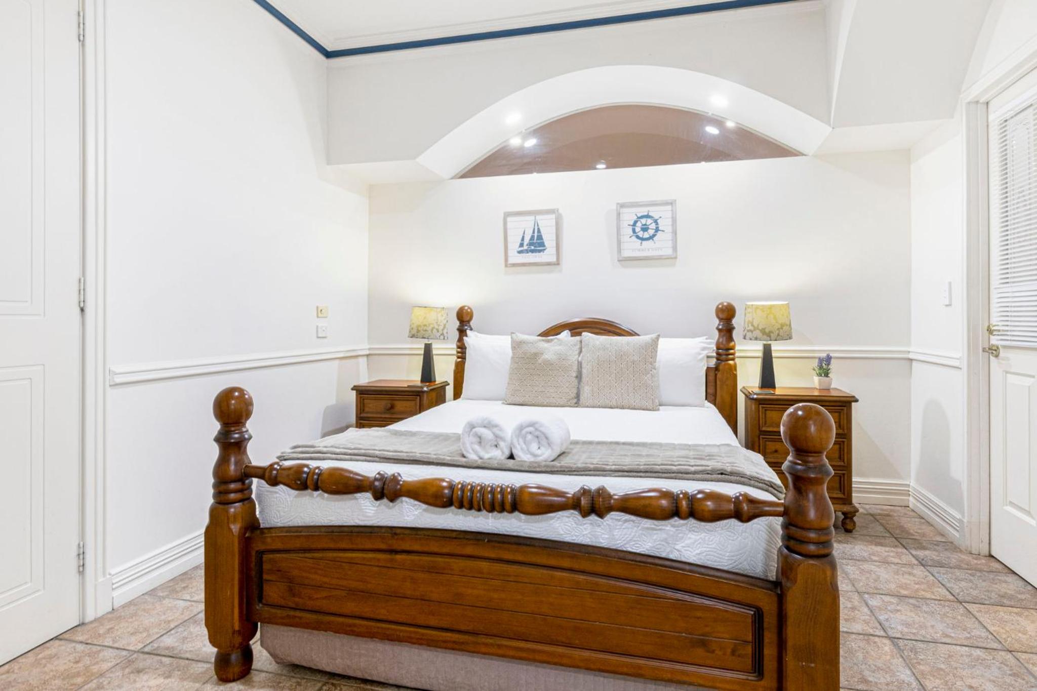 Inn The Tuarts Guest Lodge