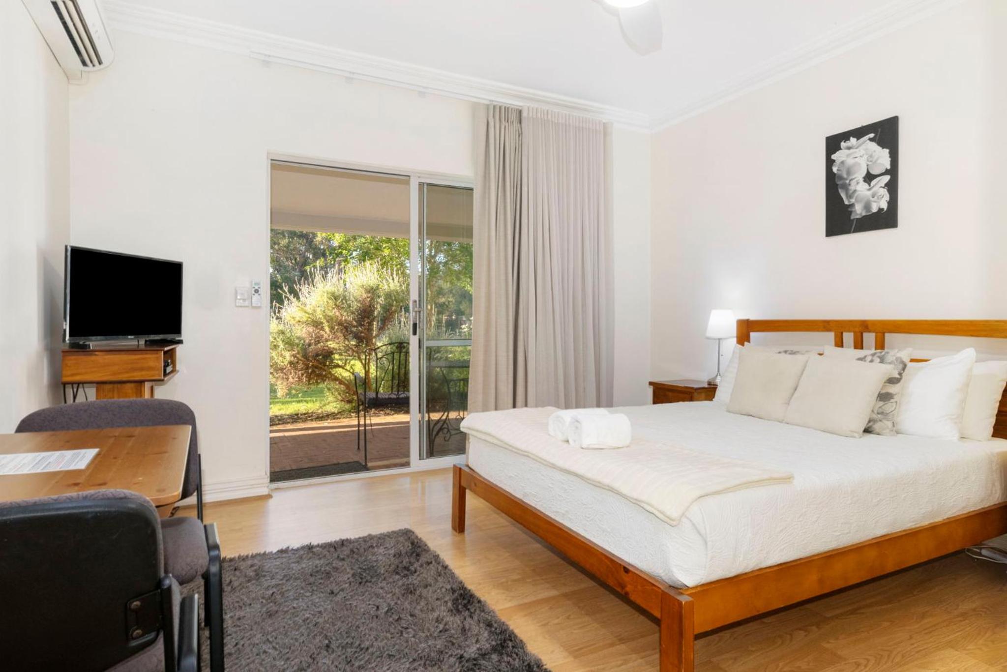 Inn The Tuarts Guest Lodge