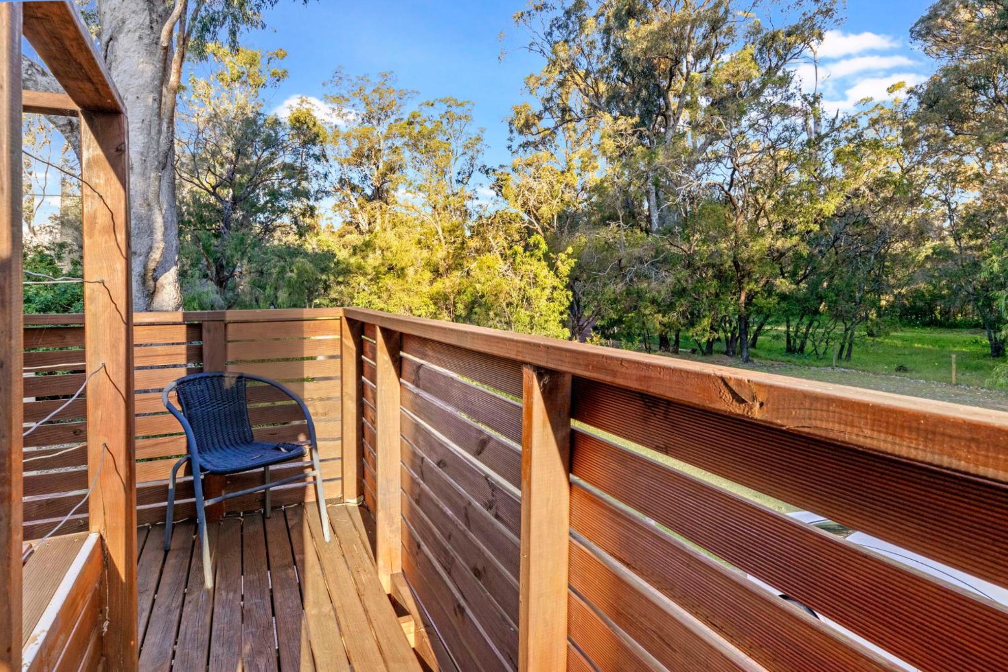 Inn The Tuarts Guest Lodge