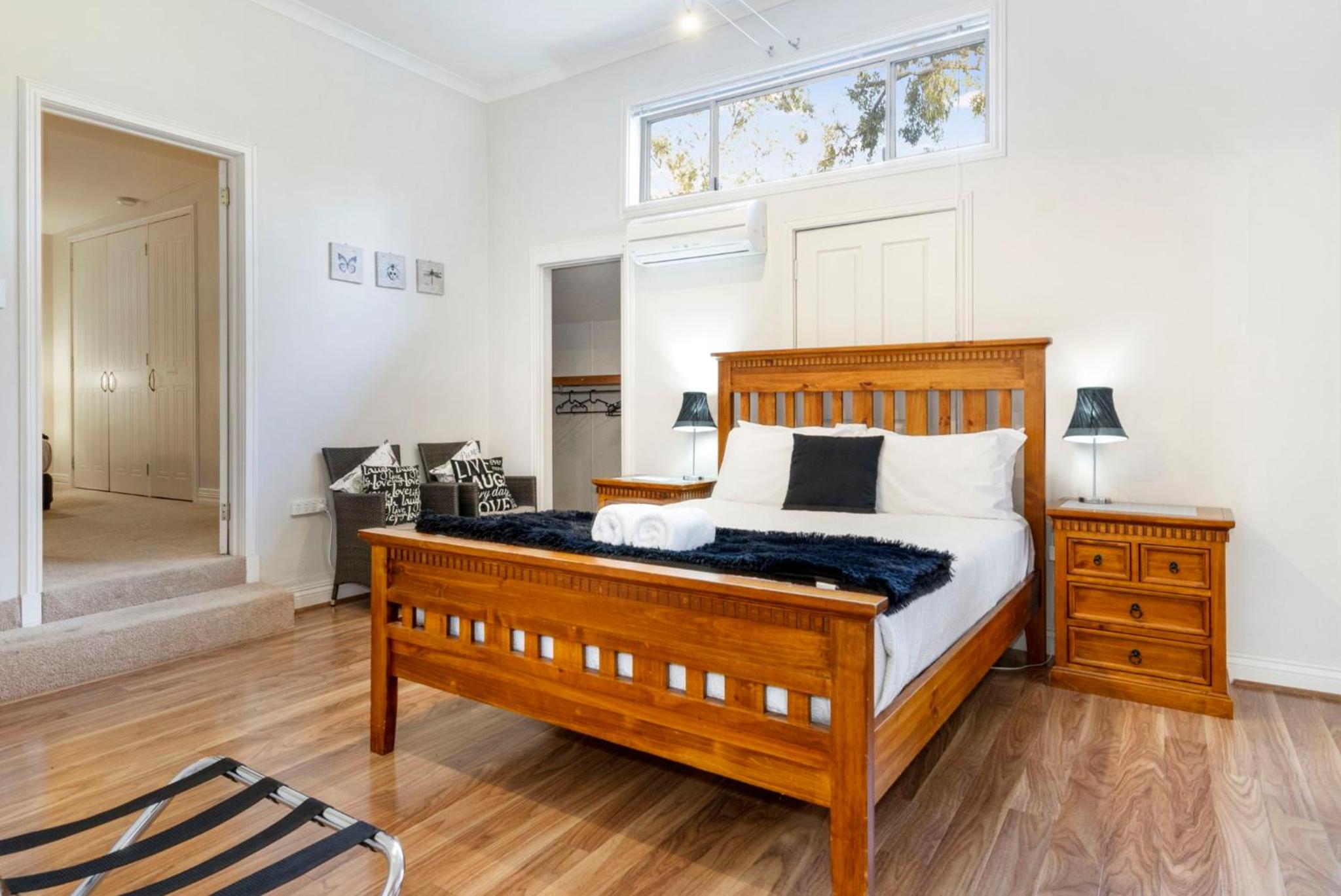 Inn The Tuarts Guest Lodge