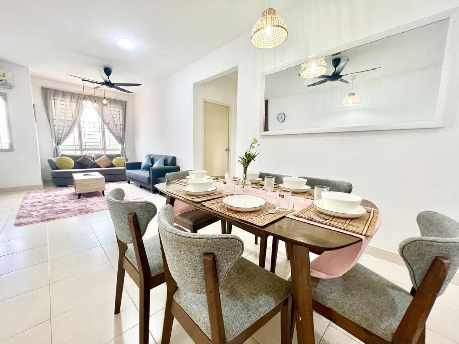 snooze 1-12Pax Cozy Home Setia Alam SCCC TV&WiFi Pool photo 1