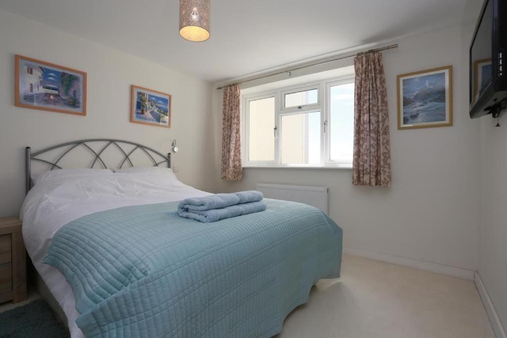 LATITUDE WEST by BOURNECOAST - An Impressive Holiday Apartment with FANTASTIC SEA VIEWS, a Balcony and Parking - FM6180 view 5