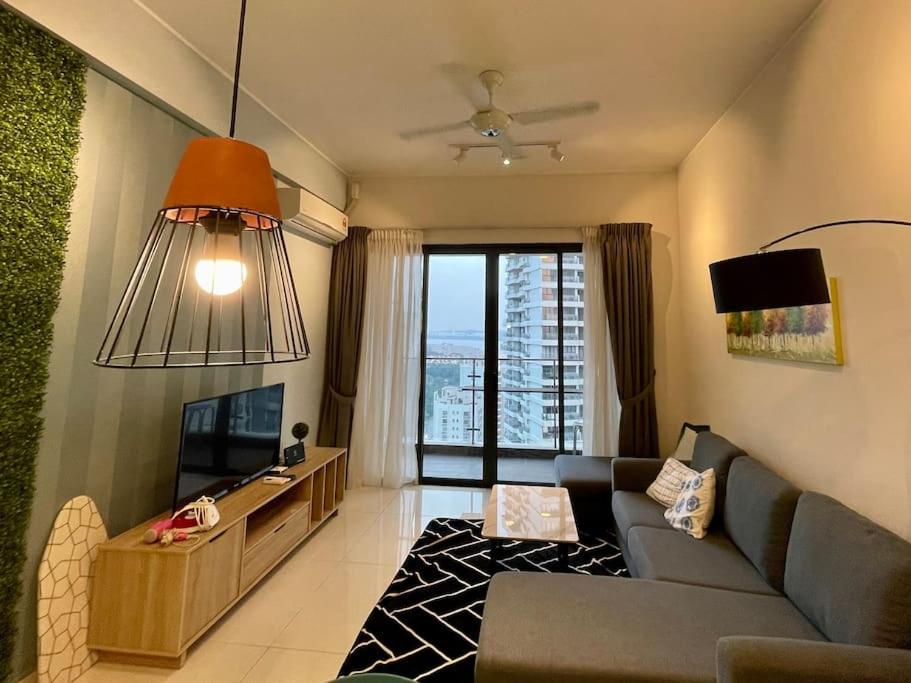Leisure Poolview Near CIQ Johor Bahru 2B1B