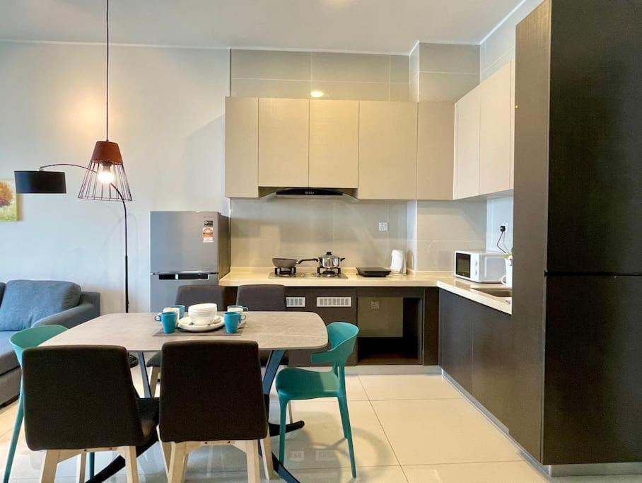 Leisure Poolview Near CIQ Johor Bahru 2B1B