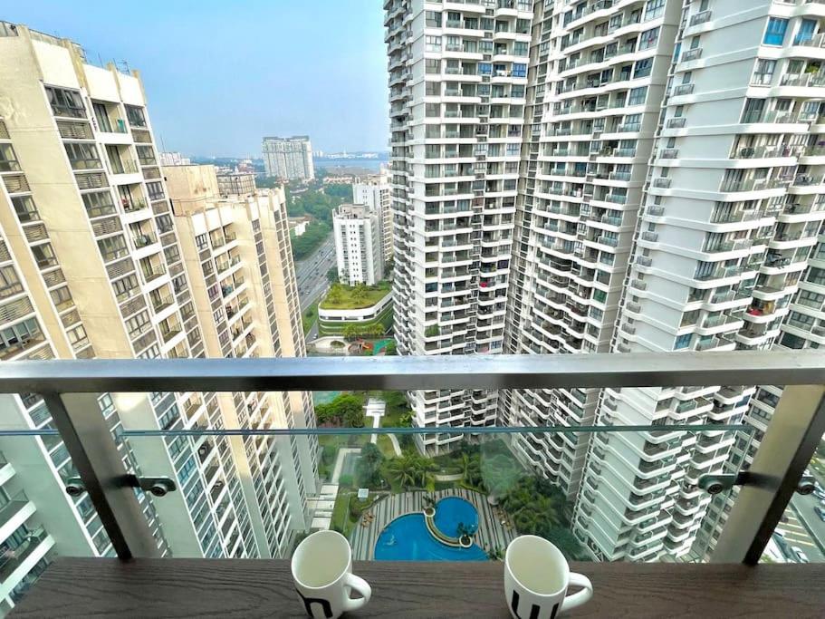 Leisure Poolview Near CIQ Johor Bahru 2B1B