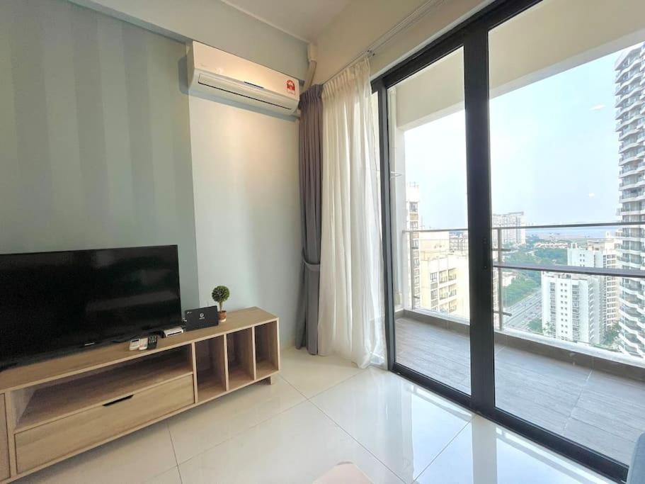 Leisure Poolview Near CIQ Johor Bahru 2B1B