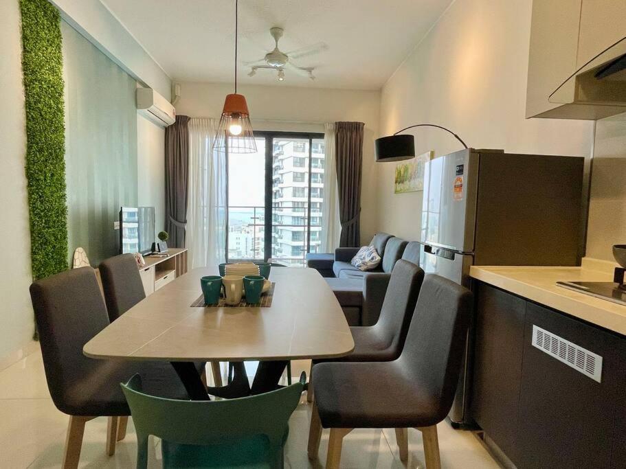 Leisure Poolview Near CIQ Johor Bahru 2B1B