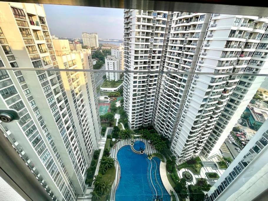 Leisure Poolview Near CIQ Johor Bahru 2B1B