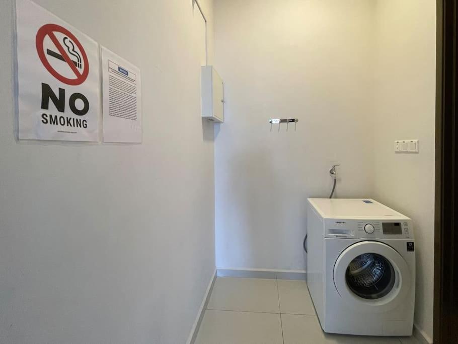 Leisure Poolview Near CIQ Johor Bahru 2B1B