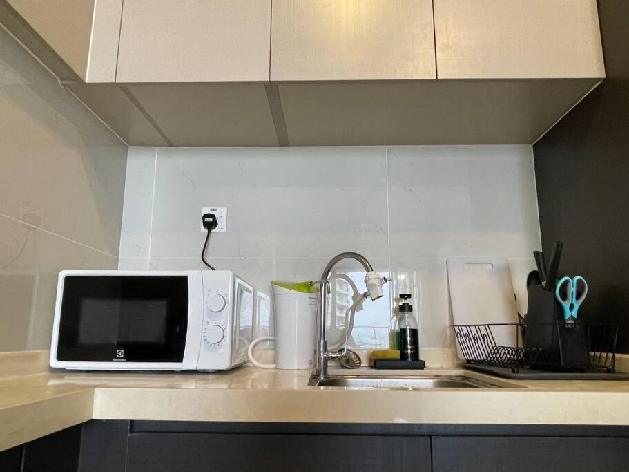 Leisure Poolview Near CIQ Johor Bahru 2B1B