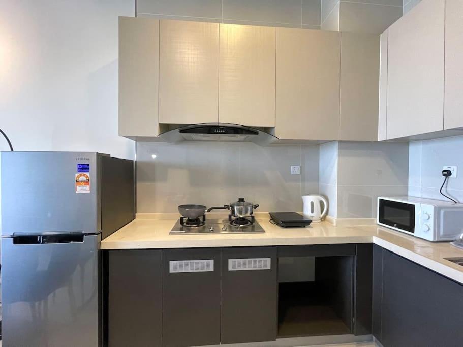 Leisure Poolview Near CIQ Johor Bahru 2B1B