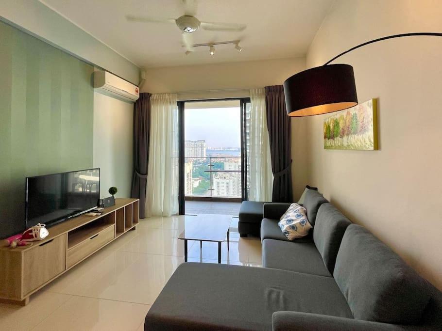 Leisure Poolview Near CIQ Johor Bahru 2B1B
