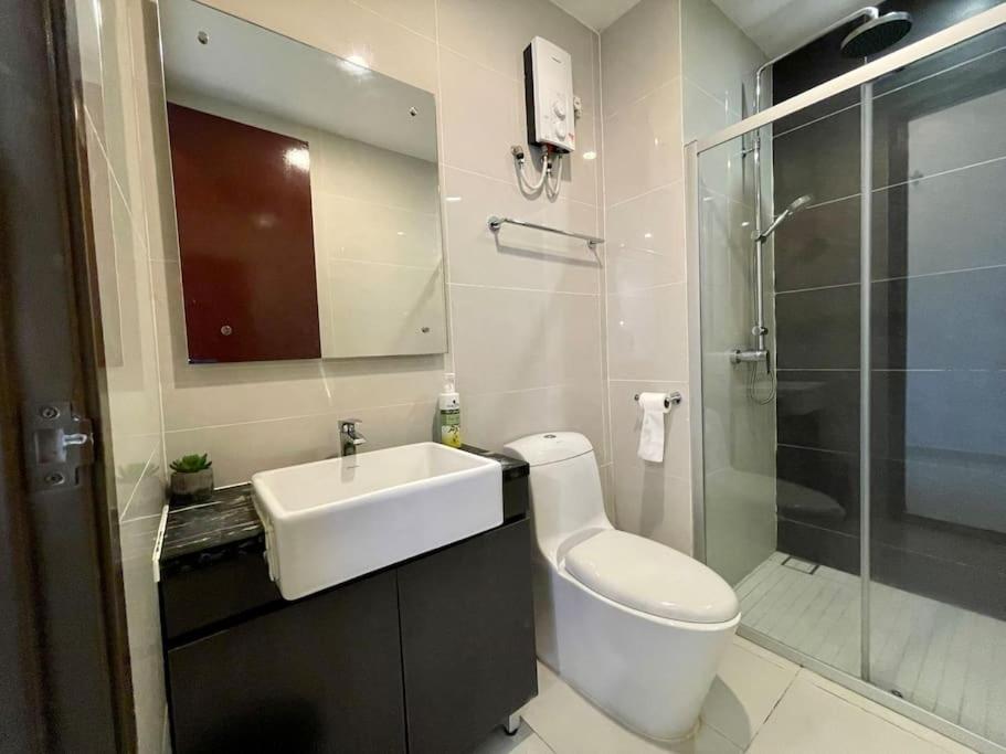 Leisure Poolview Near CIQ Johor Bahru 2B1B