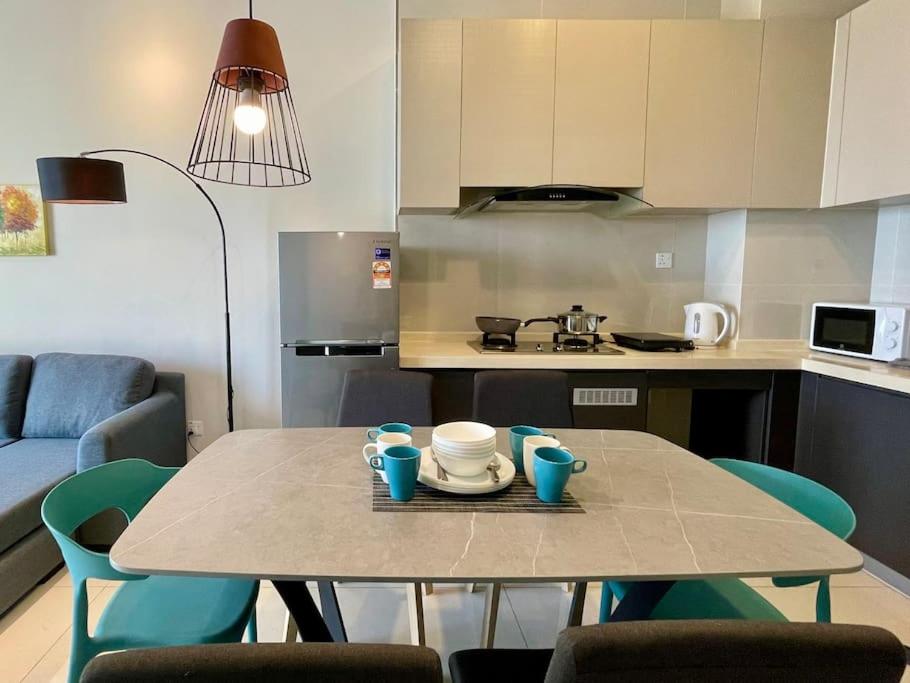 Leisure Poolview Near CIQ Johor Bahru 2B1B