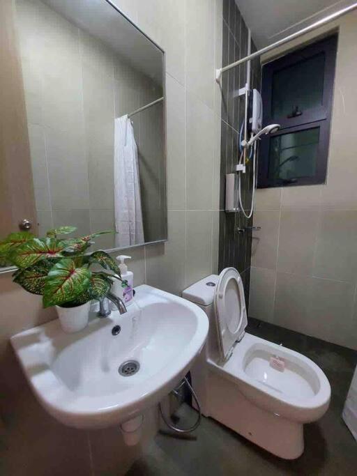 Legasi at Kampong Bahru with full KL view, 10min walk train station & KLCC