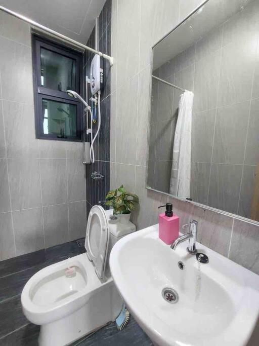 Legasi at Kampong Bahru with full KL view, 10min walk train station & KLCC