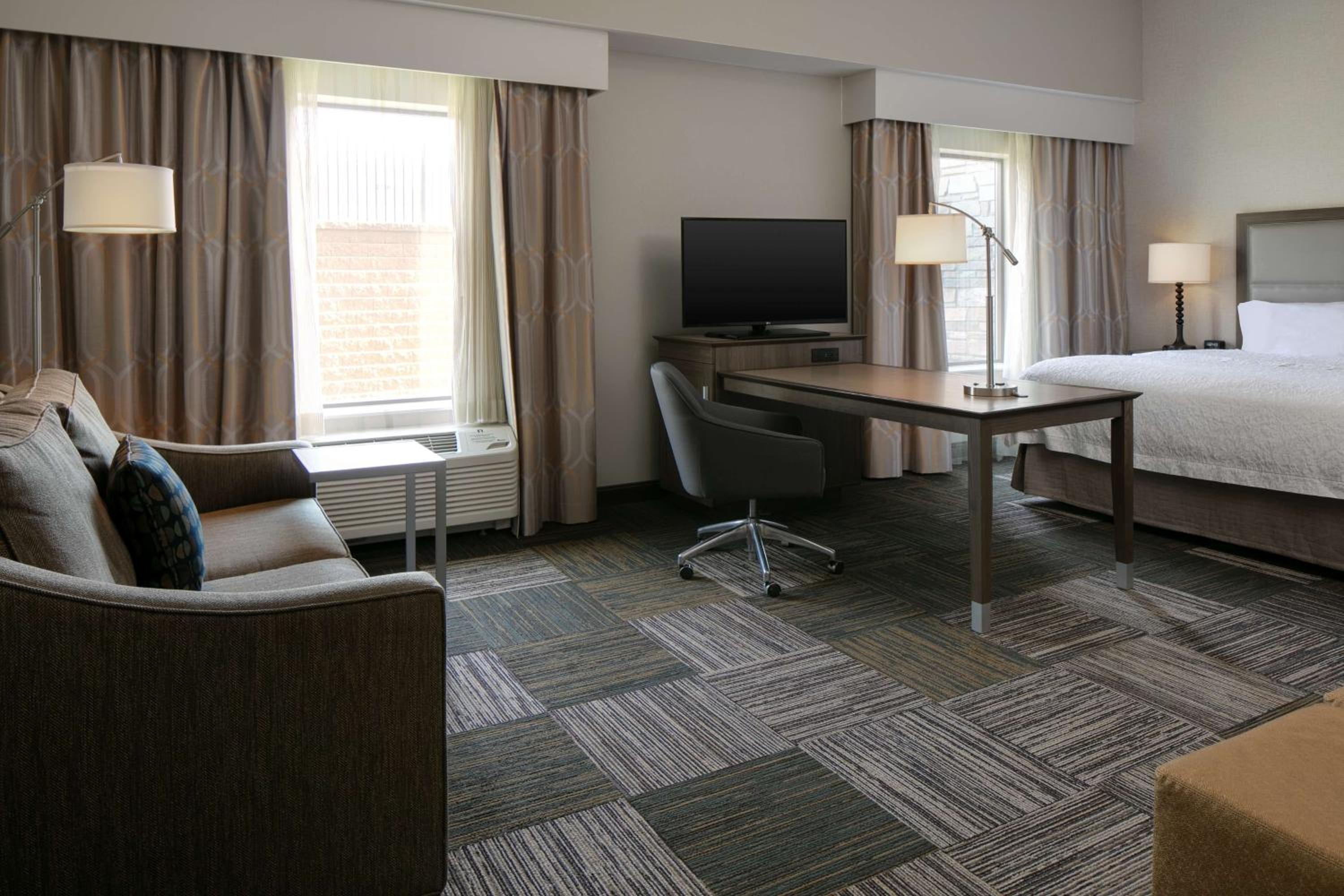 Hampton Inn  Suites-Hudson Wisconsin - Property Image 12