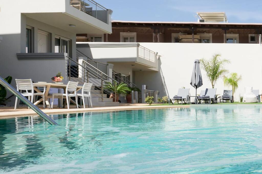 Superior family apartment w/pool dining area view 2
