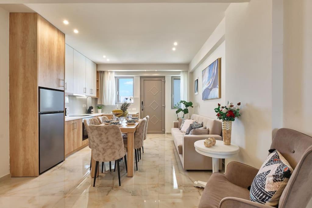 Superior family apartment w/pool dining area view 3