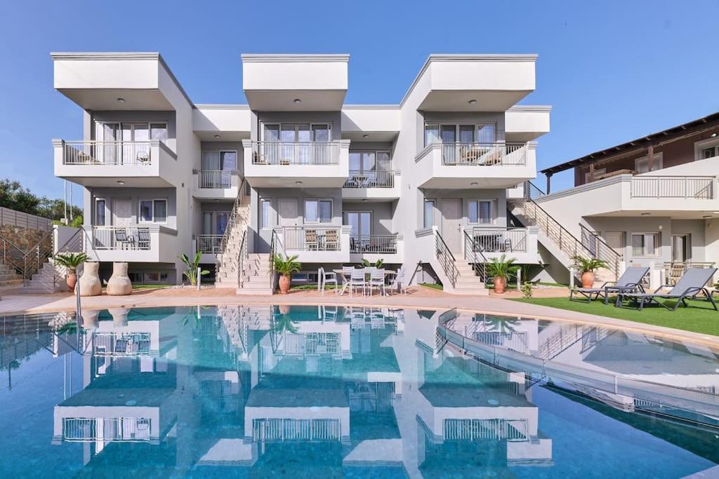 Hotel Superior family apartment w/pool dining area - Image 1