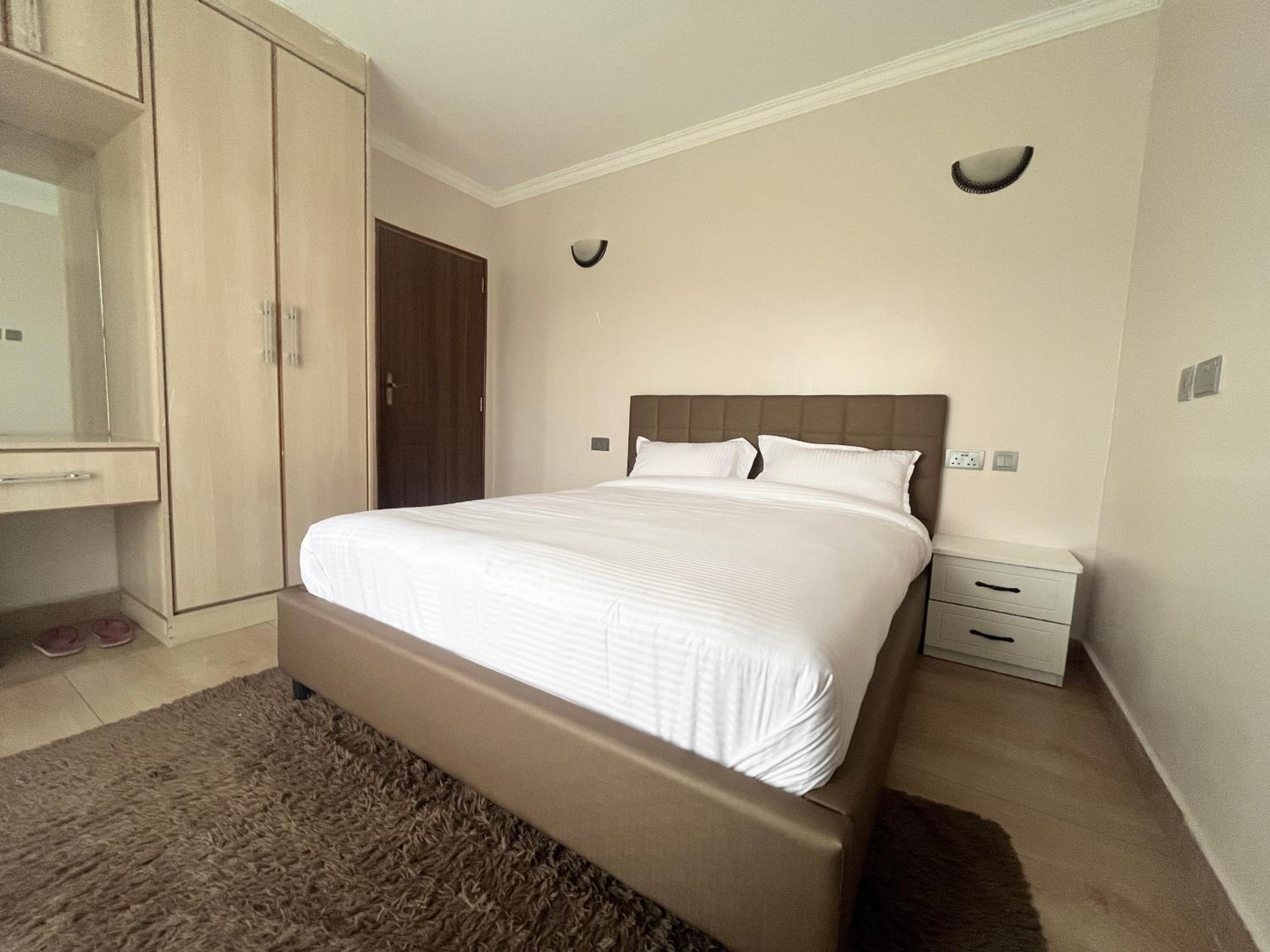 Midtown Executive Suites With Balcony, King Bed, GYM and Pool view 5