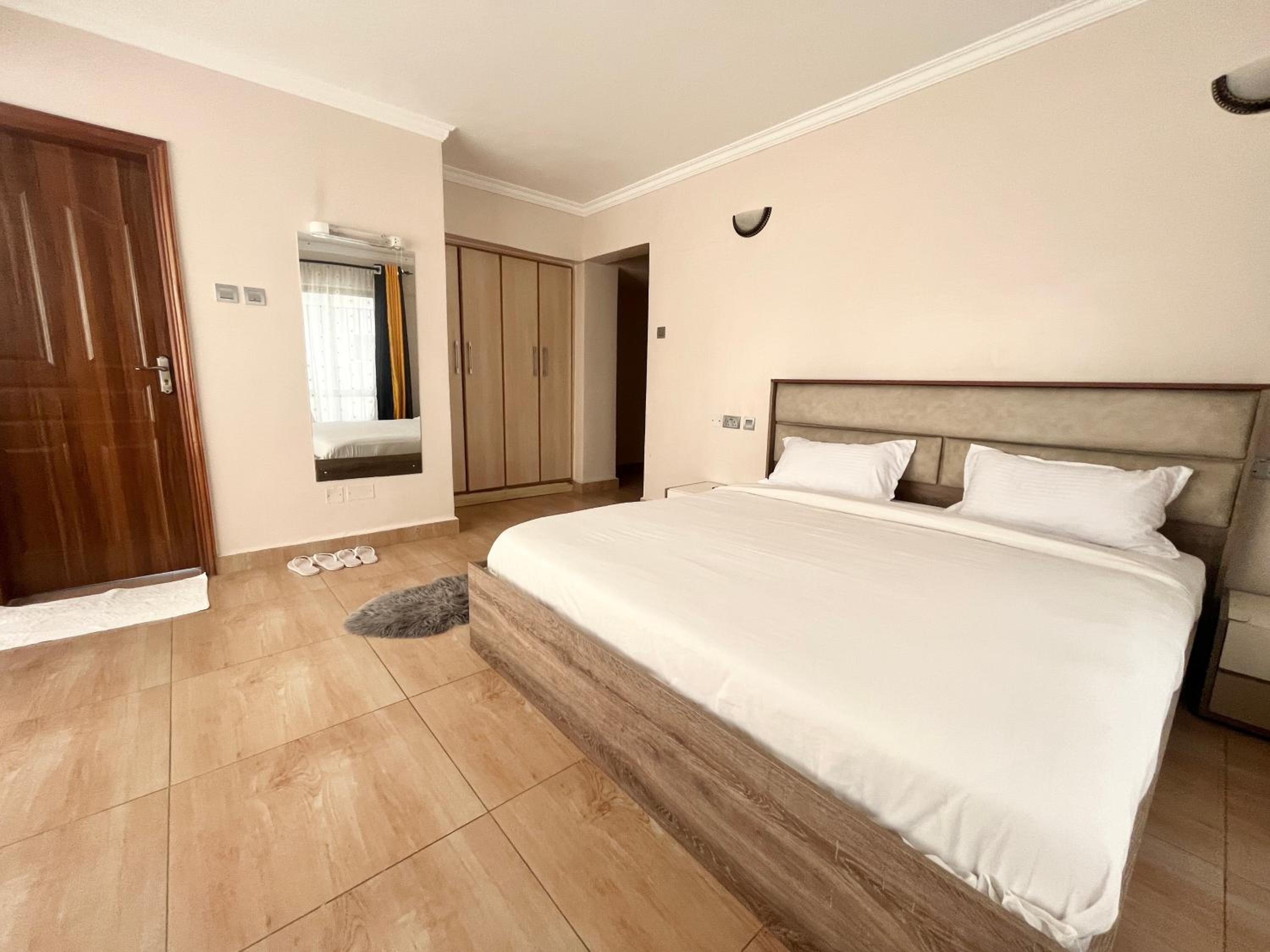 Midtown Executive Suites With Balcony, King Bed, GYM and Pool view 4