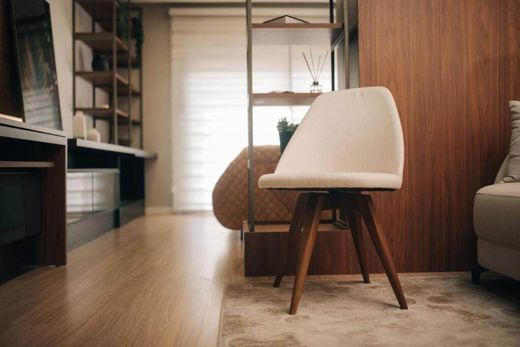 Loft com sacada, lareira e garagem no Parque Una