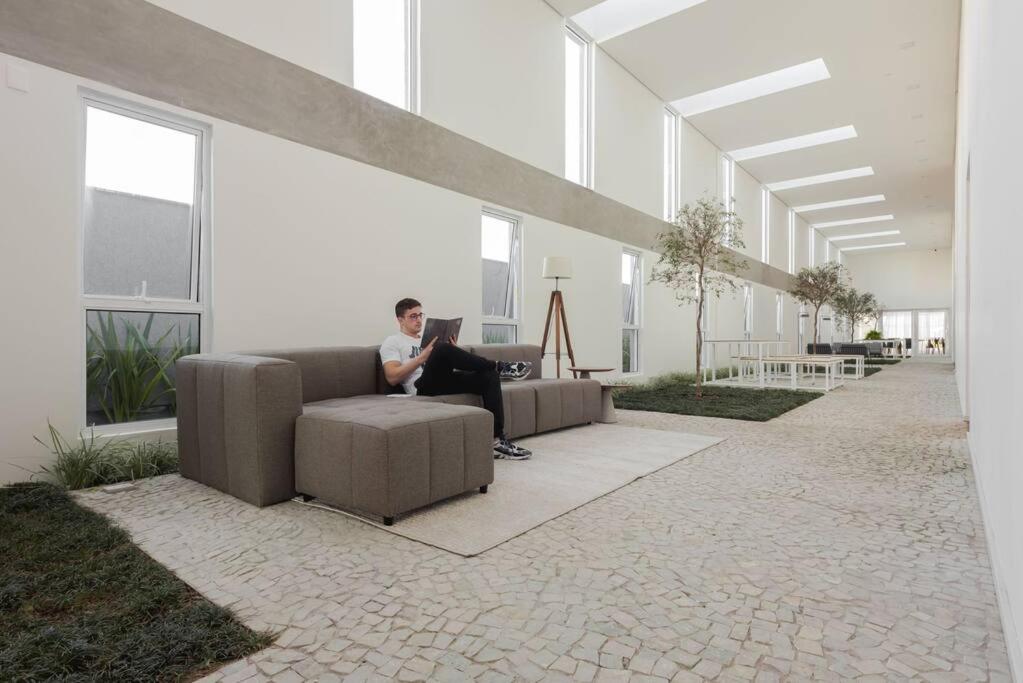 Loft com sacada, lareira e garagem no Parque Una