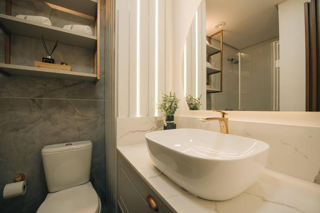 Loft com sacada, lareira e garagem no Parque Una