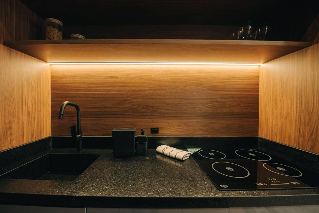 Loft com sacada, lareira e garagem no Parque Una