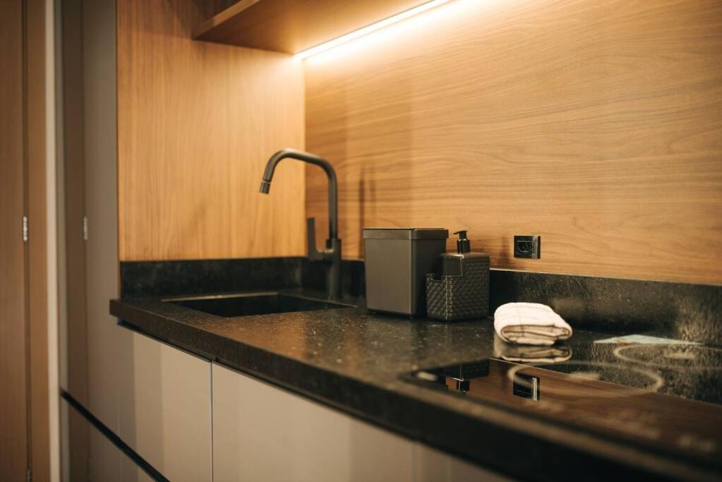 Loft com sacada, lareira e garagem no Parque Una