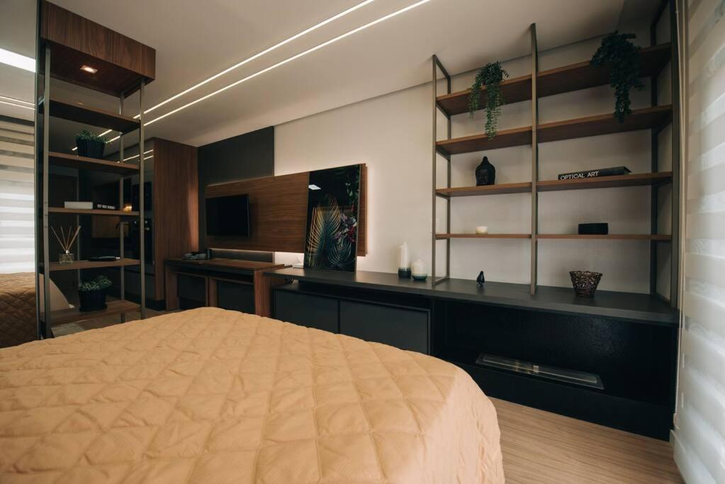Loft com sacada, lareira e garagem no Parque Una