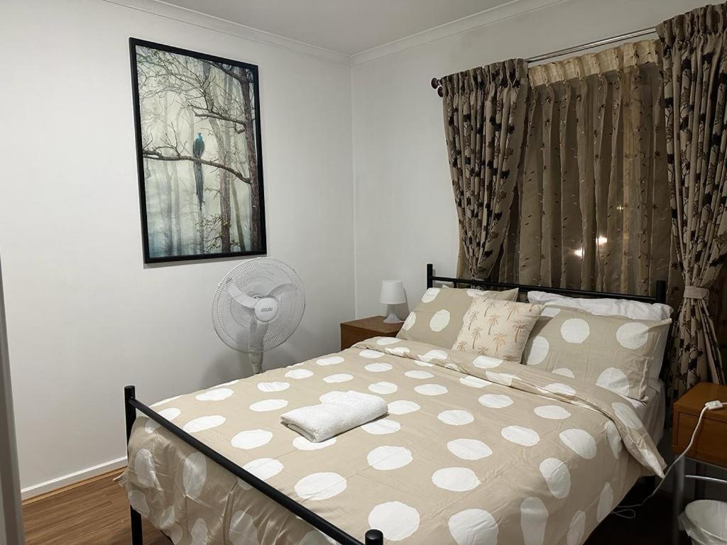 City Apartment - Free Parking, 3 bedrooms and 2 bathrooms