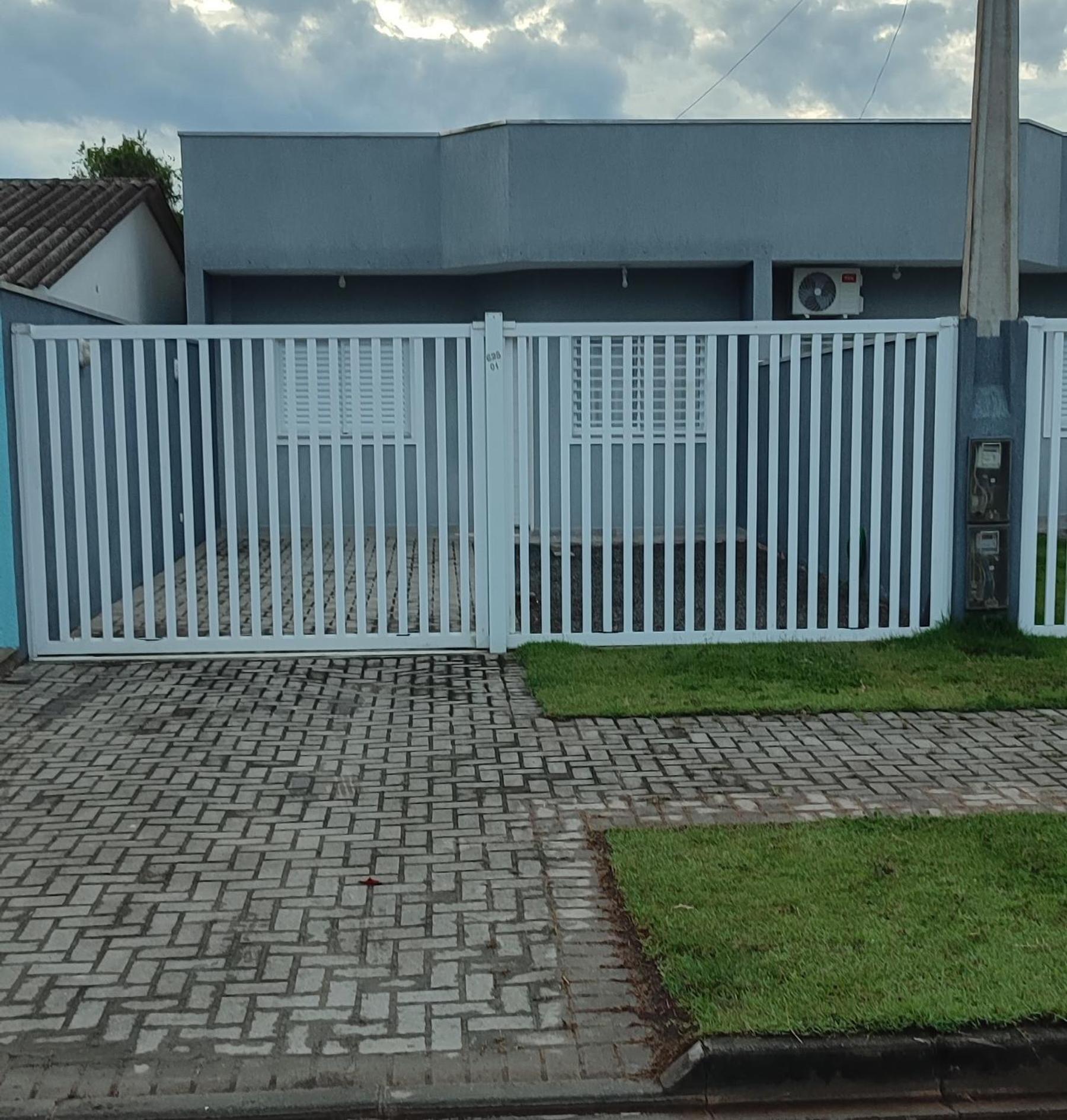 Casa com piscina duas quadras da praia