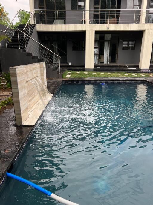 Cosy apt 5min to Sandton City 8