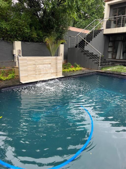 Lux apt 5min to Sandton 9
