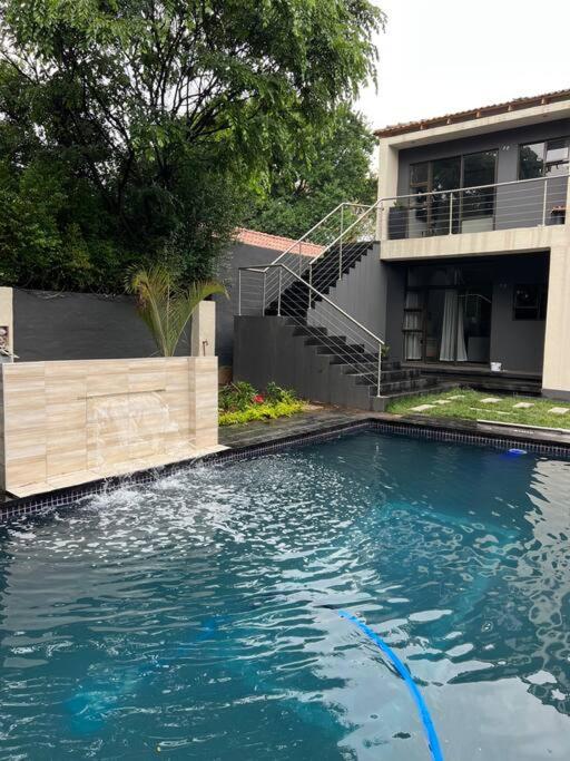Lux apt 5min to Sandton 9