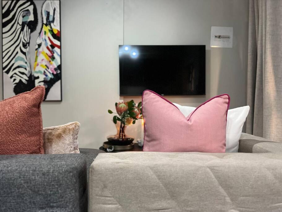 Lux apt 5min to Sandton 9