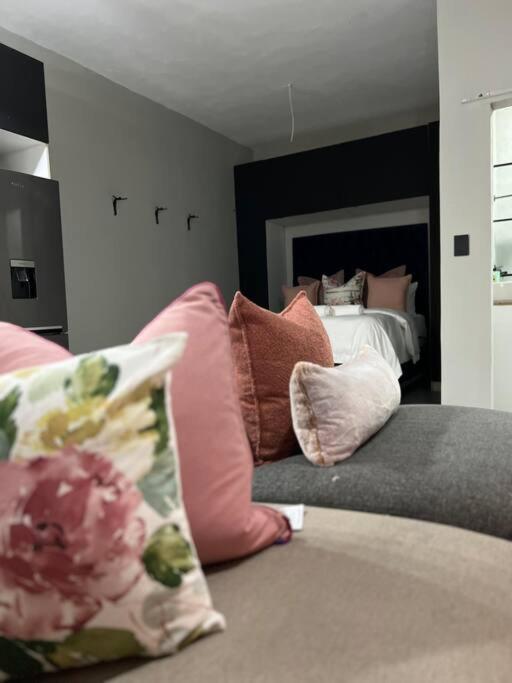 Lux apt 5min to Sandton 9