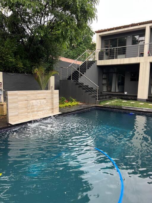 Lux apt 5min to Sandton 9