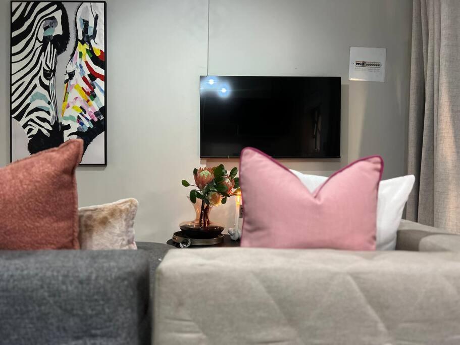 Lux apt 5min to Sandton 9