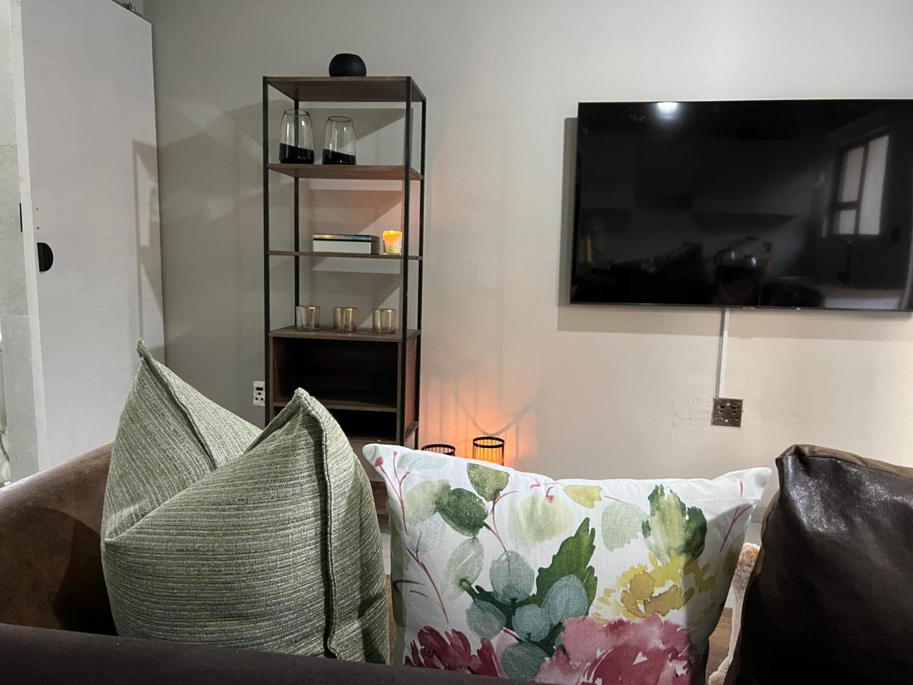 Johannesburg Vacations - Luxury apt walk to Melrose Arch 10 - Property Image 8