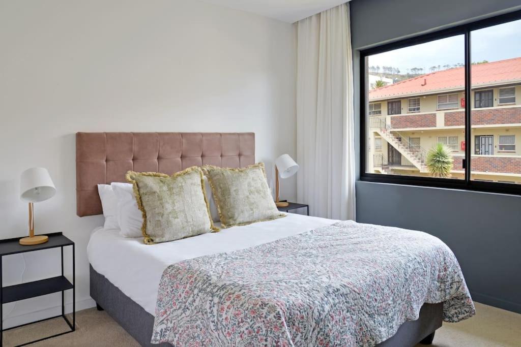 Chic Urban Escape: 2 Bedroom 2 Bath, near Table Mountain view 3