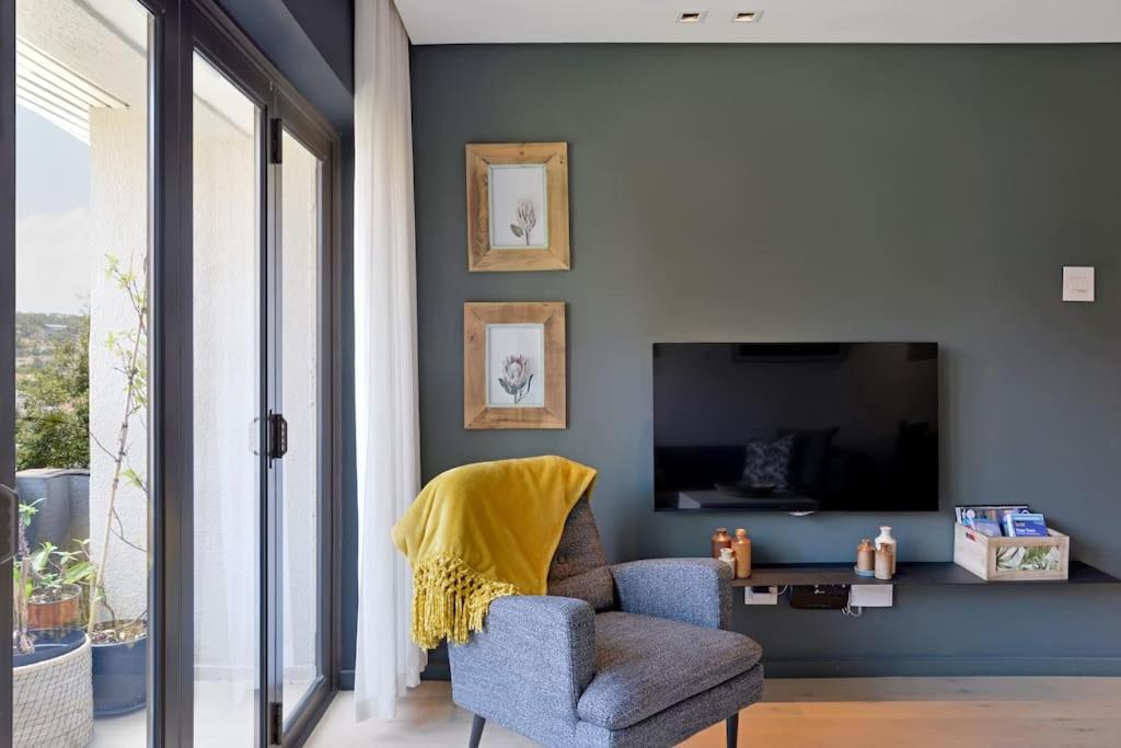 Chic Urban Escape: 2 Bedroom 2 Bath, near Table Mountain view 4