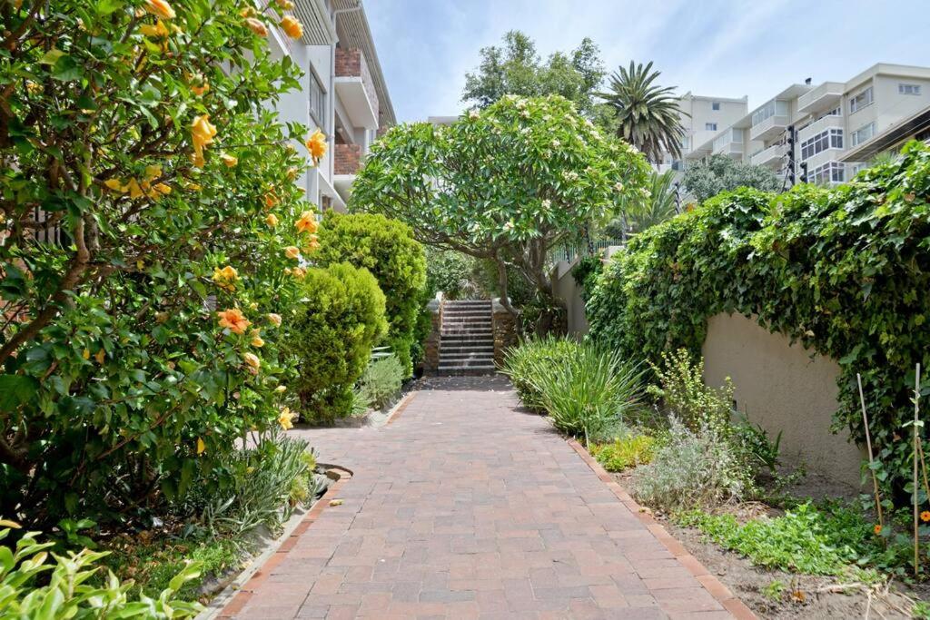 Chic Urban Escape: 2 Bedroom 2 Bath, near Table Mountain view 5