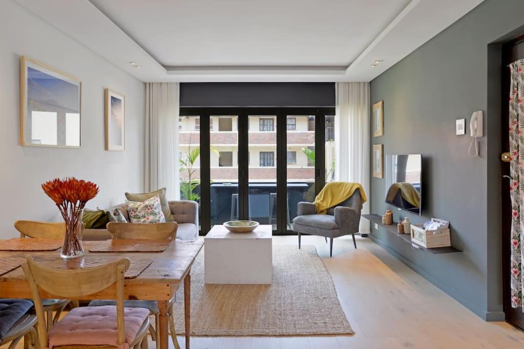 Chic Urban Escape: 2 Bedroom 2 Bath, near Table Mountain view 2