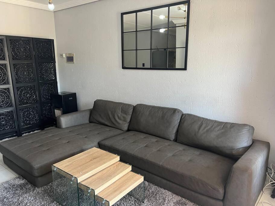 Cosy apt 10min to OR Tambo