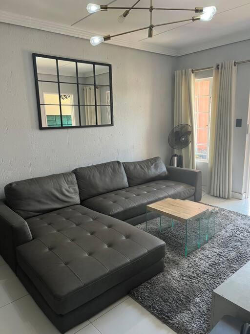 Cosy apt 10min to OR Tambo
